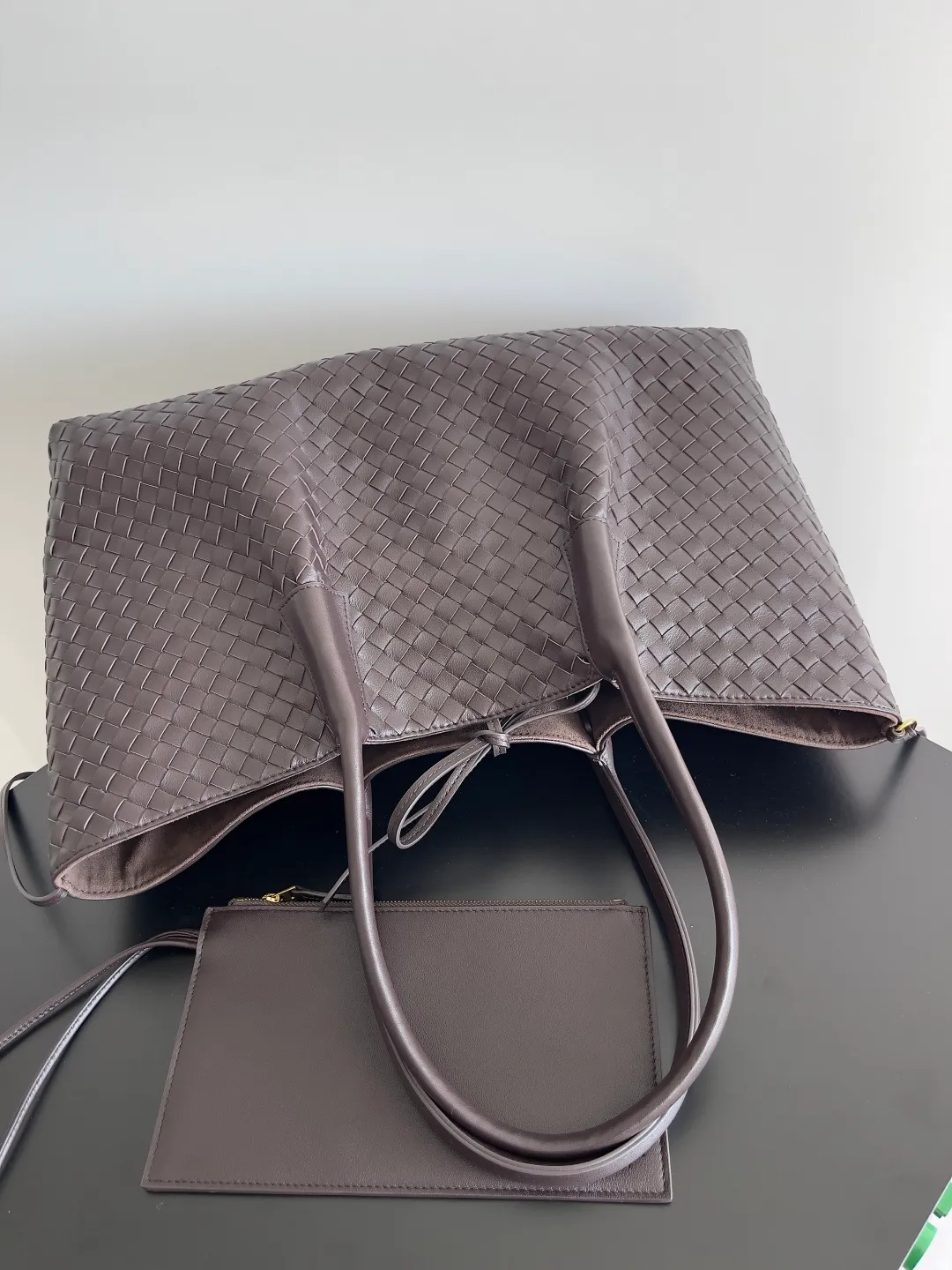 Batch 2660 Bottega Veneta 2025 new product PINACOTECA bag, iconic weaving process, skillfully crafted with 10mm Intrecciato process and equipped with suede lining. Four small strips of leather add character to the design and make the bag more stable. Relaxed yet sophisticated, casual yet refined, suede lining and double-sided design, suitable for shoulder and hand carry. The four straps can be adjusted into different shapes. One pack can be switched between two uses, easily integrating into your daily rhythm. Style number: 817166 Size: 43*23*17.5cm